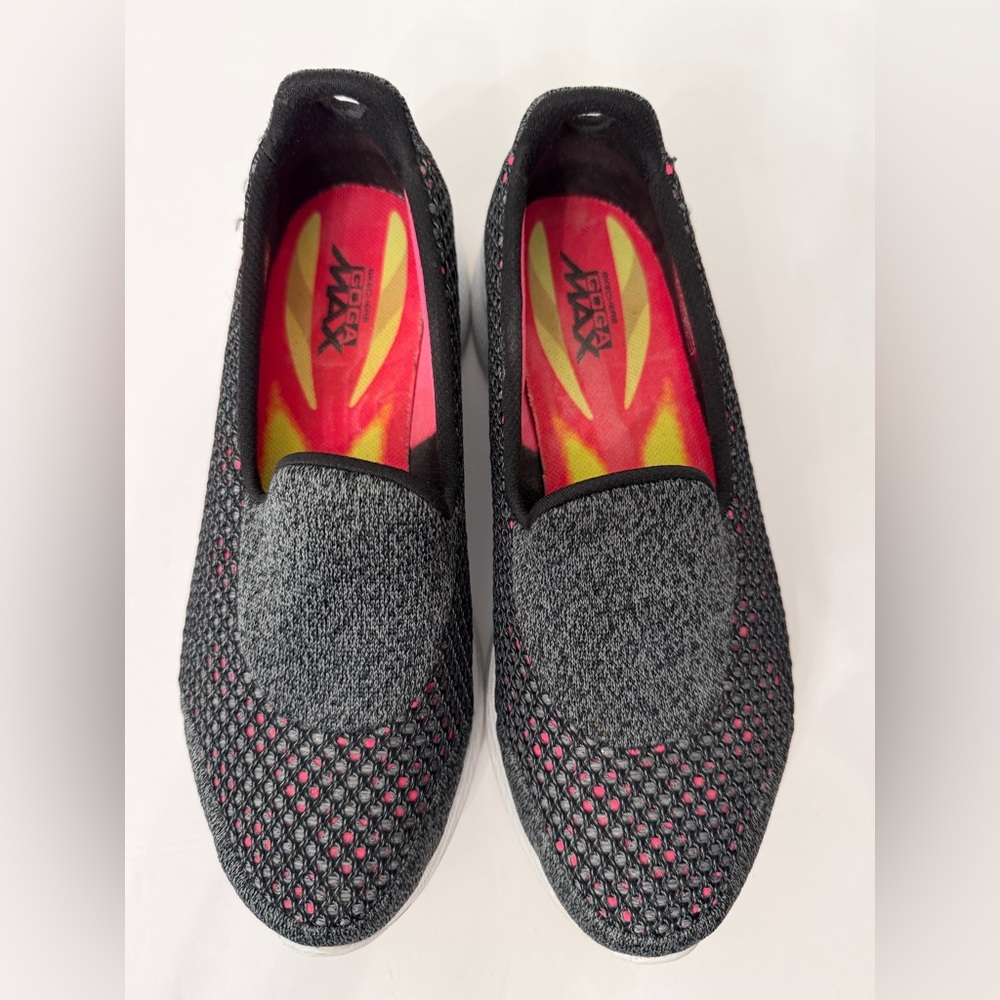 Skechers  Goga Max Slip on Sneakers Soft Size 6